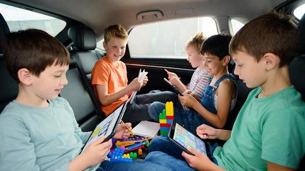 Activités éducatives en voiture : comment occuper les enfants pendant les trajets